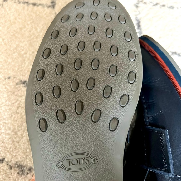 TODs Men’s navy loafers - Picture 5 of 11